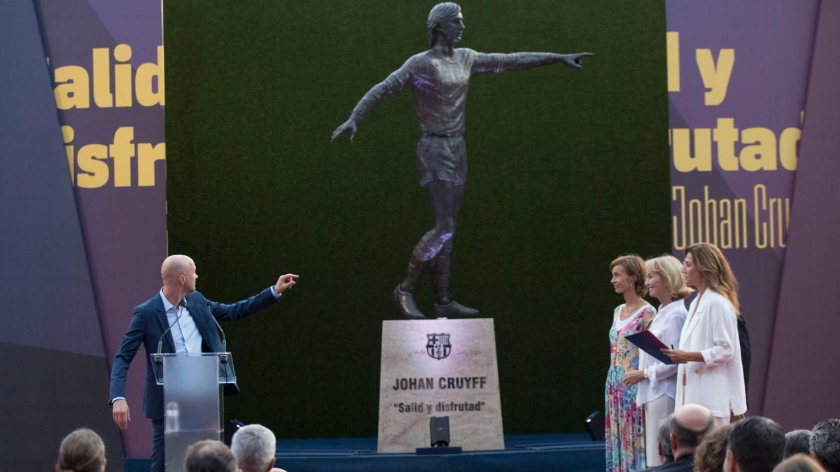 La familia Cruyff inauguró la estatua dedicada a Johan