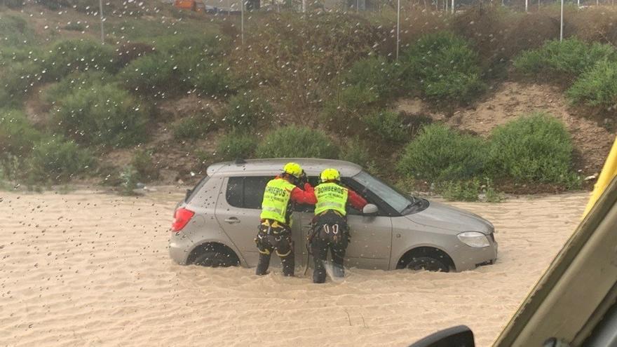 Rescate de los bomberos, temporal de lluvia y tormenta en la Región de Murcia