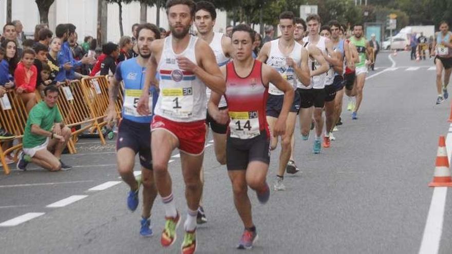 Riobó, al frente de la carrera élite masculina. // Santos Álvarez