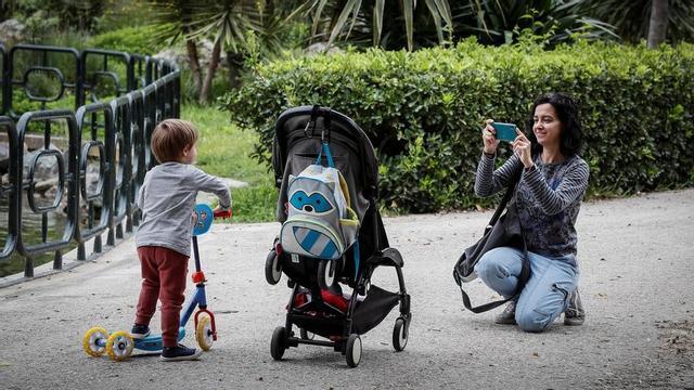 El cuidado de los hijos ocupa al 37% de las mujeres frente al 5,6% de ...