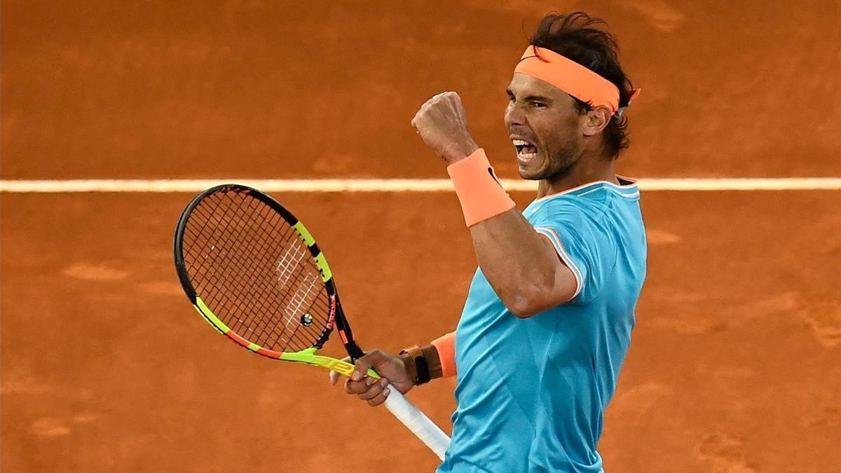 Rafael Nadal celebra un punto ganador contra Stefanos Tsitsipas.
