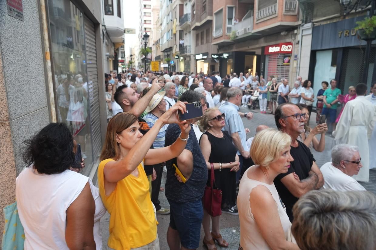 Castelló recibe con honores al Santísimo en la procesión del Corpus Christi