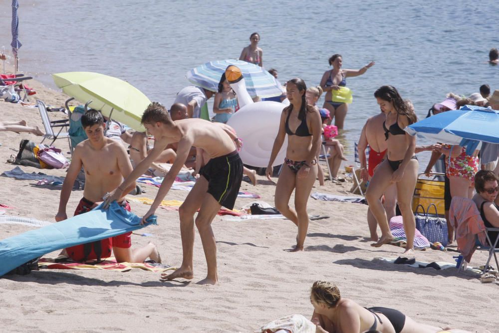 L'onada de calor omple les platges gironines