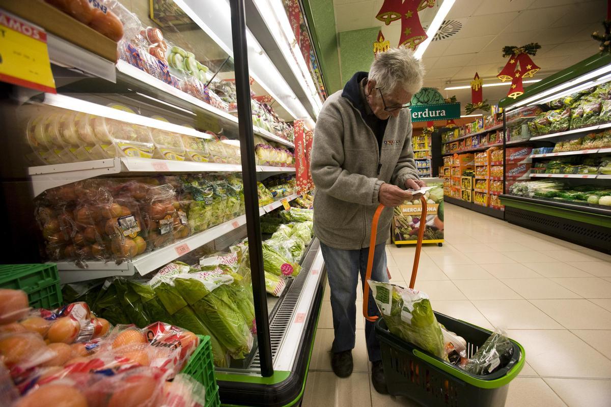 Clientes en un supermercado en Barcelona