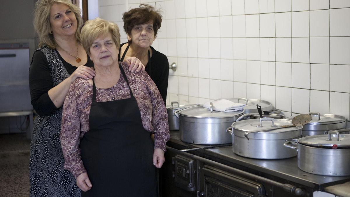 Por la izquierda, Marilí Díaz y las hermanas Marilí y Maruchi Menéndez, en una imagen de archivo en la cocina de Casa Puyo.