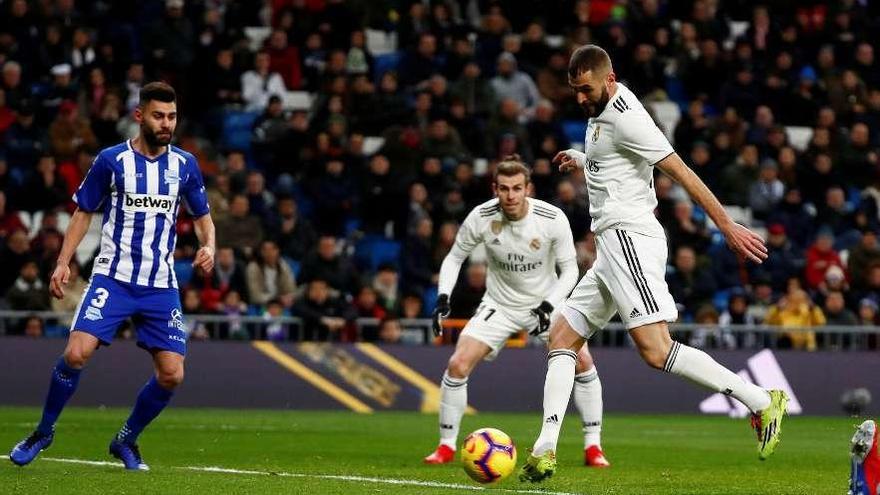 Benzema empuja el balón en la jugada del primer gol madridista ante el Alavés.