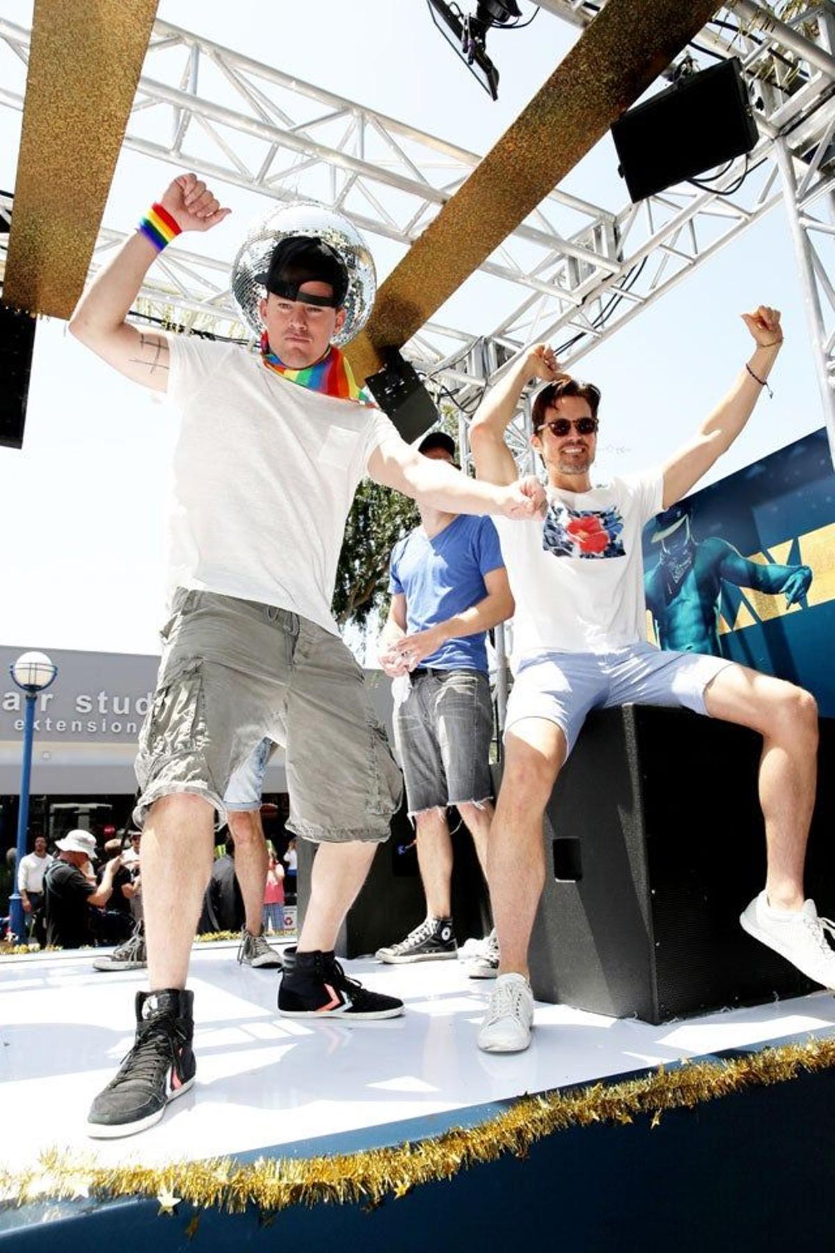 Channing Tatum y Matt Bomer bailan en una carroza del desfile del Orgullo en West Hollywood