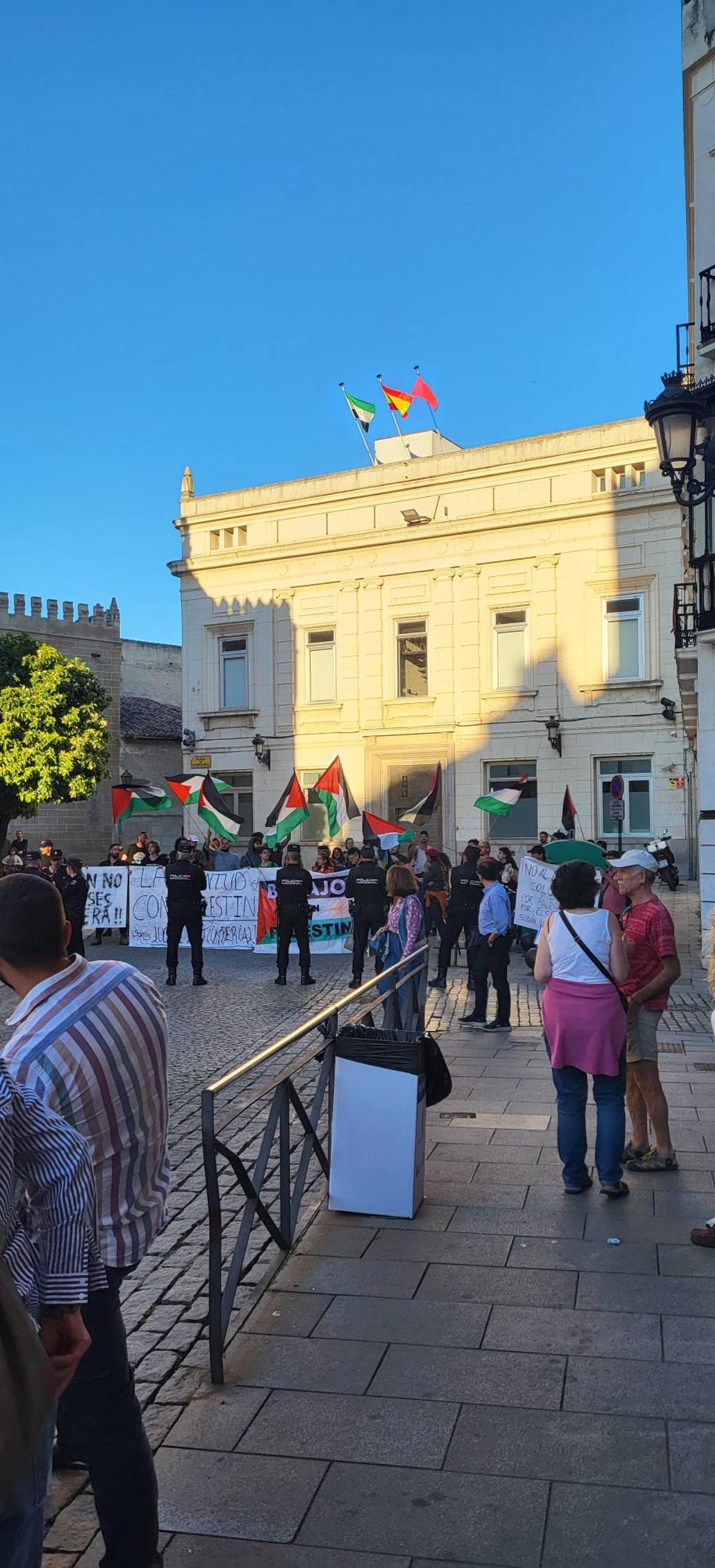 La manifestación que se celebró durante la procesión del Santo Entierro.
