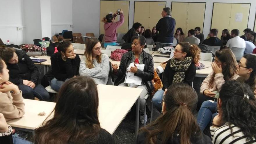 Farmamundi i Valencia Acoge impulsen les biblioteques humanes per a parlar de salut i drets