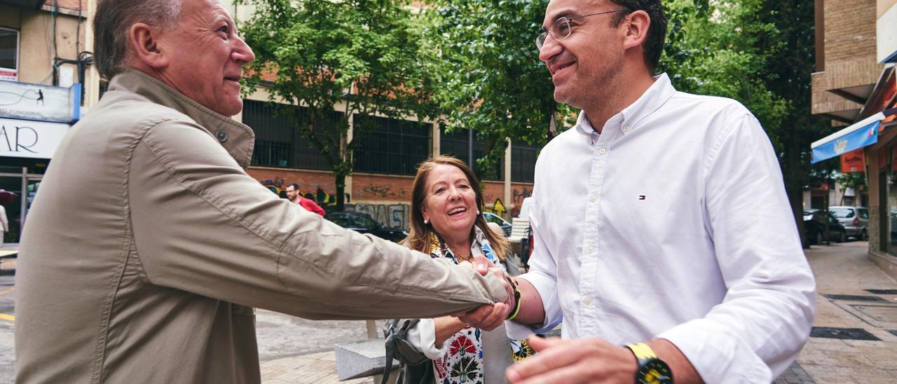 Rafa Mateos saludando a cacereños.