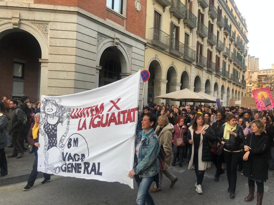 Multitudinària manifestació feminista a Girona