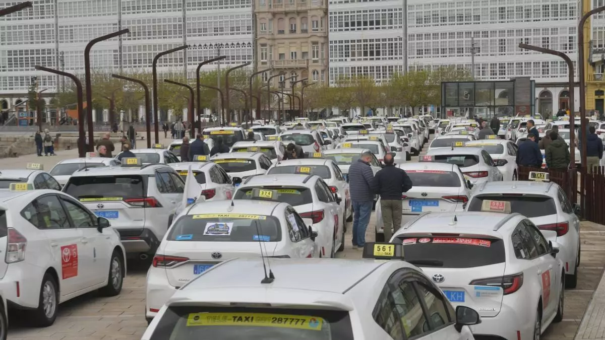Cerca de 200 taxis protestan en A Coruña contra los servicios tipo Uber y Cabify: "VTC ilegales"