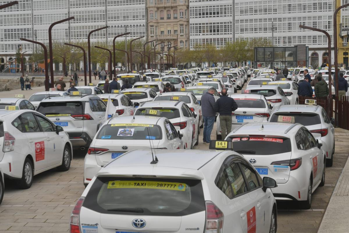 Llegada a O Parrote de la caravana de taxis que partió del Milenium.