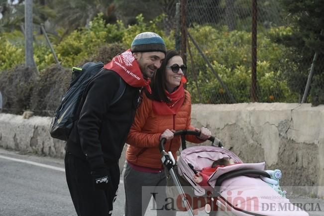 Los romeros acompañan a la Santa pese al frío.