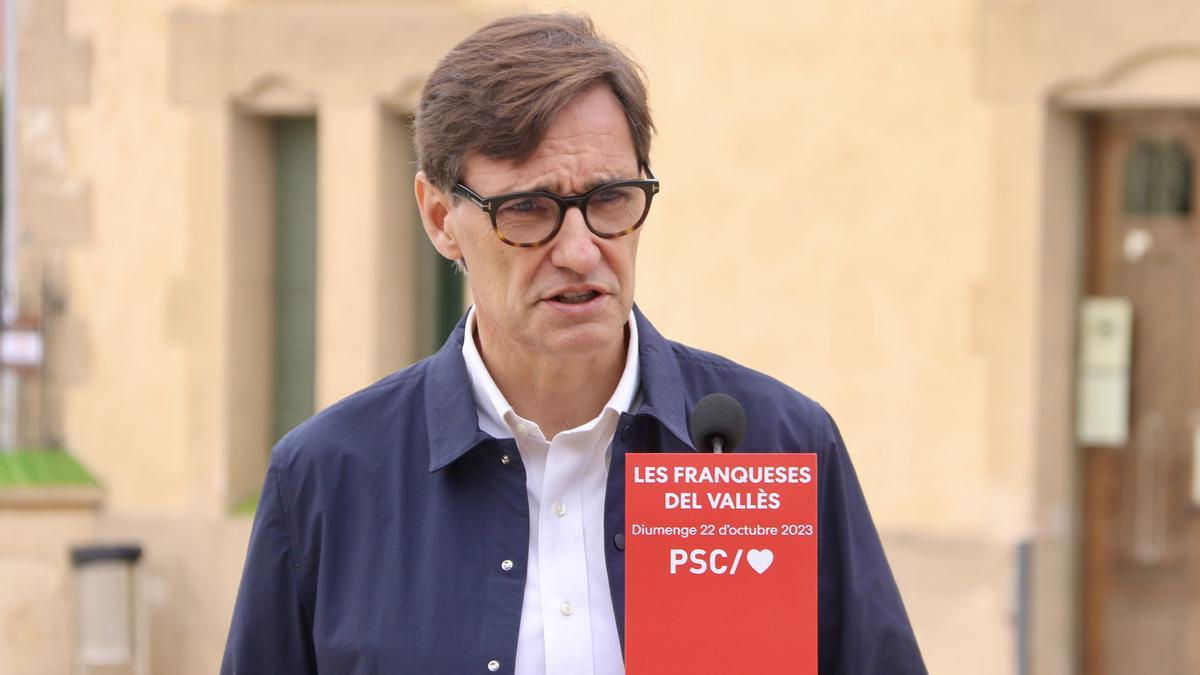 El primer secretario del PSC, Salvador Illa, atendiende a los medios de comunicación en Les Franqueses del Vallès.