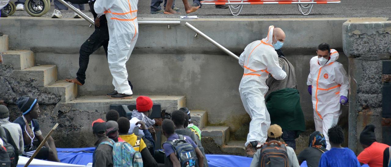 Decenas de migrantes llegan en un cayuco,