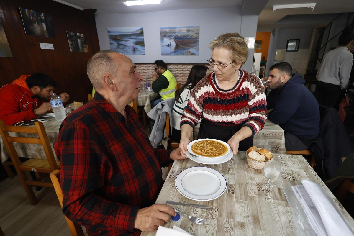 María Luisa Martínez sirve unos callos a un cliente en el Novo Soto.