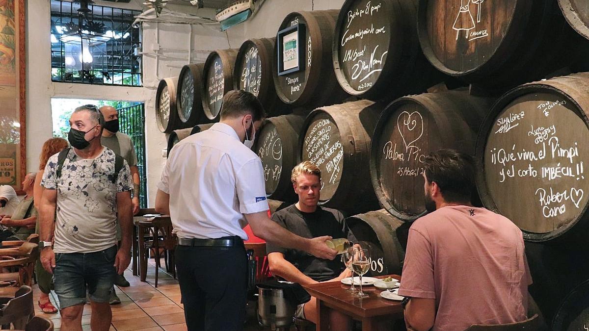 El Pimpi, una bodega emblema del folclore andaluz que alcanza el medio siglo