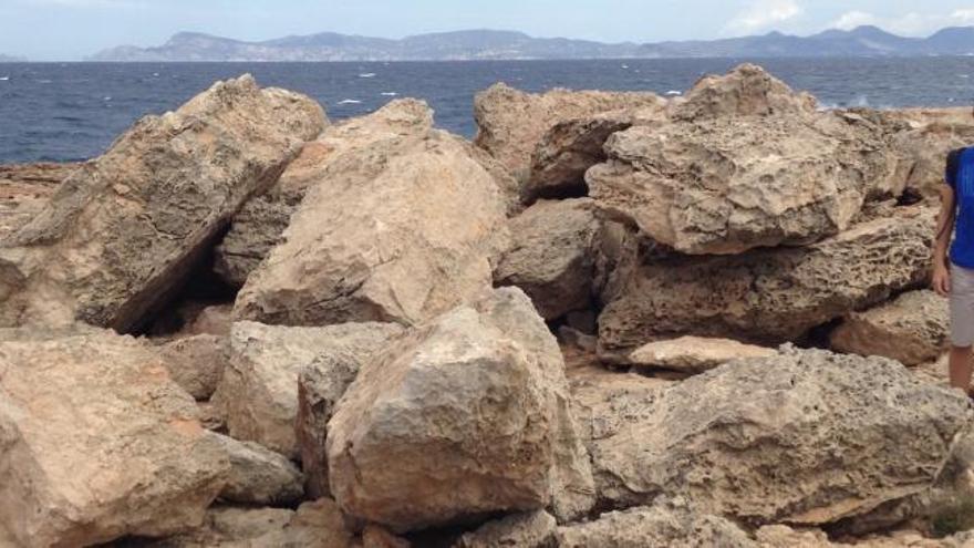 Bloques en sa Punta de sa Gavina, donde también hay grandes rocas desplazadas por tsunamis.