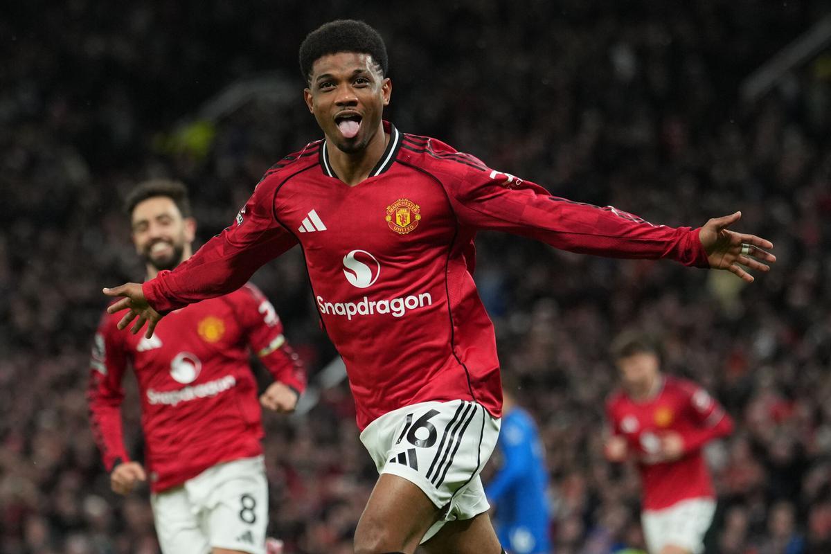 Amad Diallo del Manchester United celebra después de anotar durante un partido de fútbol de la Premier League entre Manchester United y Bournemouth en Manchester, Inglaterra, el lunes 15 de diciembre de 2025. (Foto AP/Jon Super)
