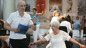 Cesc Gelabert dirigeix ’Memòries corporals’, una coreografia amb persones grans i aficionades a la dansa.
