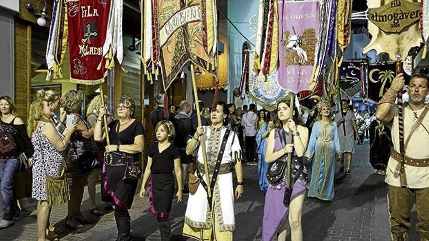 Las diversas filaes, cinco por el bando cristianas y seis por el moro, inundan de color, música y boato las calles de Moraira durante estos días.