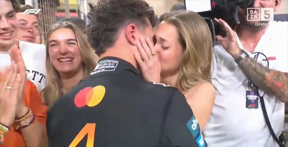 Lando Norris besándose con su novia Magui Corceiro