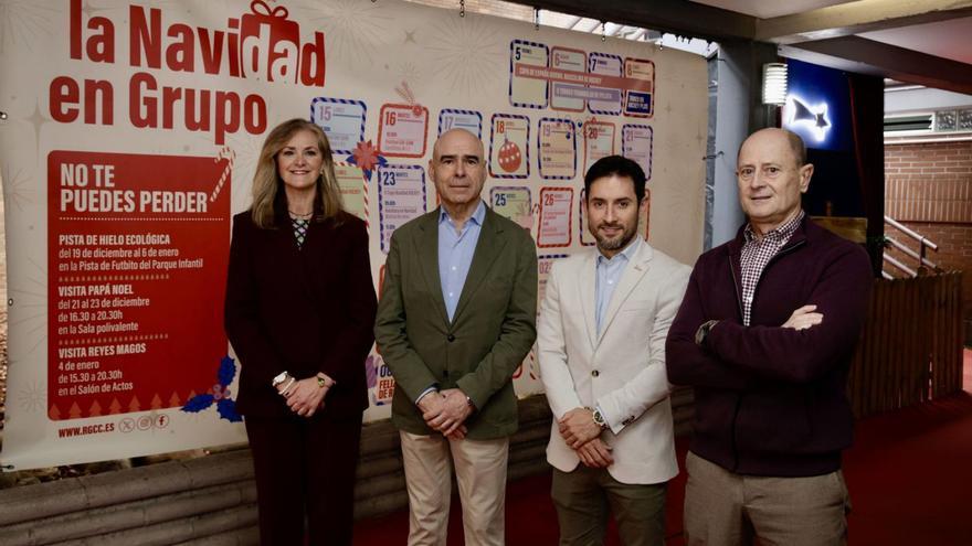 Por la izquierda, Nuria Pulgar, Joaquín Miranda, Pedro Carrillo y Tasio del Reguero, ayer, con la lona navideña del Grupo Covadonga a sus espaldas, en la sede de Las Mestas. | JUAN PLAZA