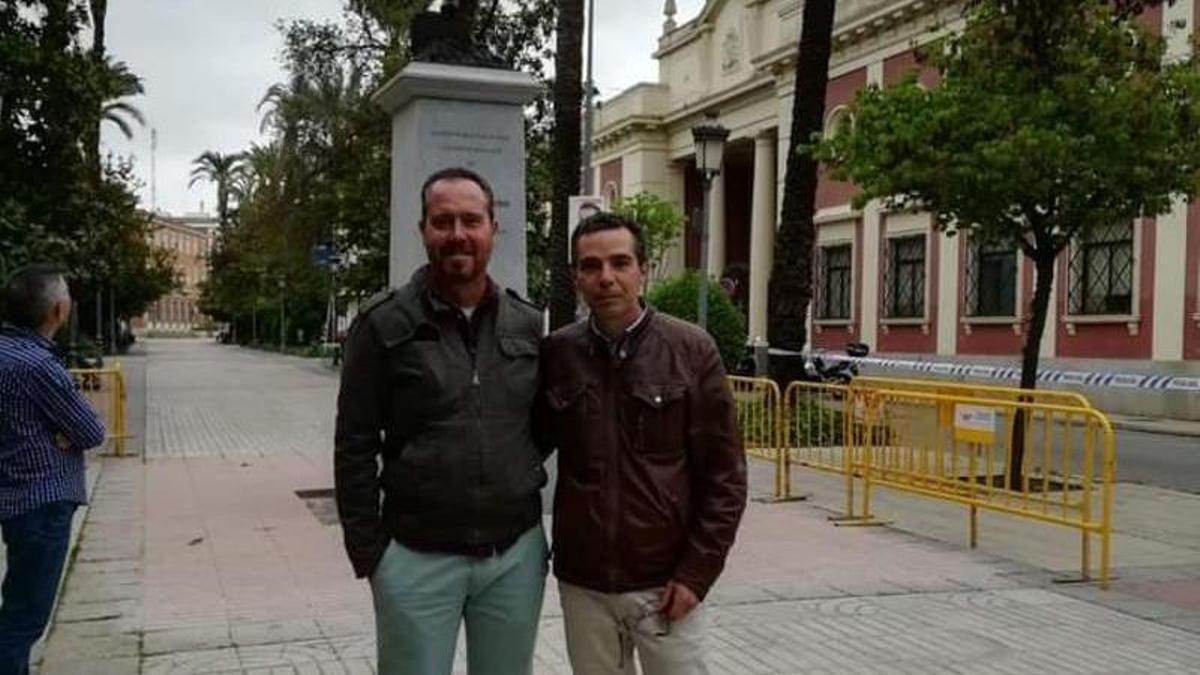 José Manuel Bueno con Salvador Amaya, autor de la escultura de Menacho.
