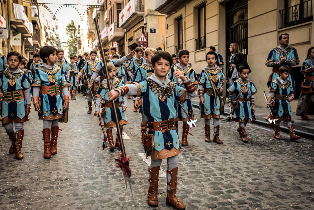 La procesión de la reliquia es uno de los actos que más agradan a los alcoyanos en el día dedicado al patrón San Jorge.