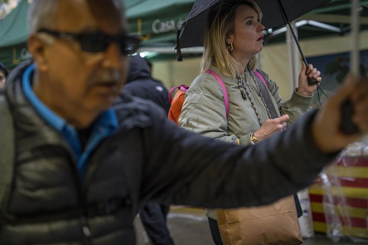 La previa de la fiesta de Sant Jordi, pasada por agua