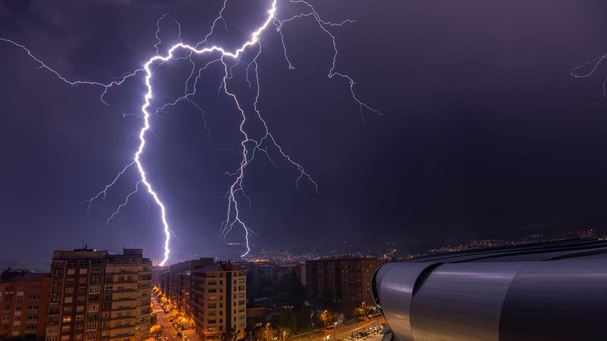 Los rayos iluminan el cielo de Vigo en una imagen tomada desde Balaídos.