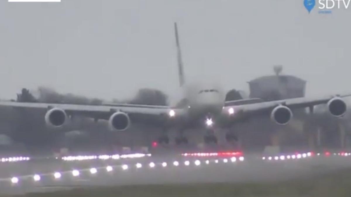 El impresionante aterrizaje de un Airbus 380 en Heathrow, este domingo.