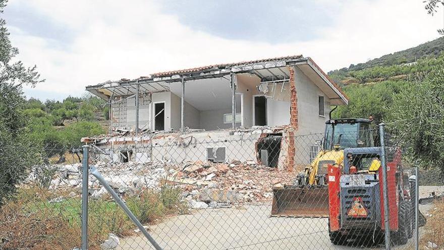 Primer derribo de una casa ilegal en Santa Bárbara