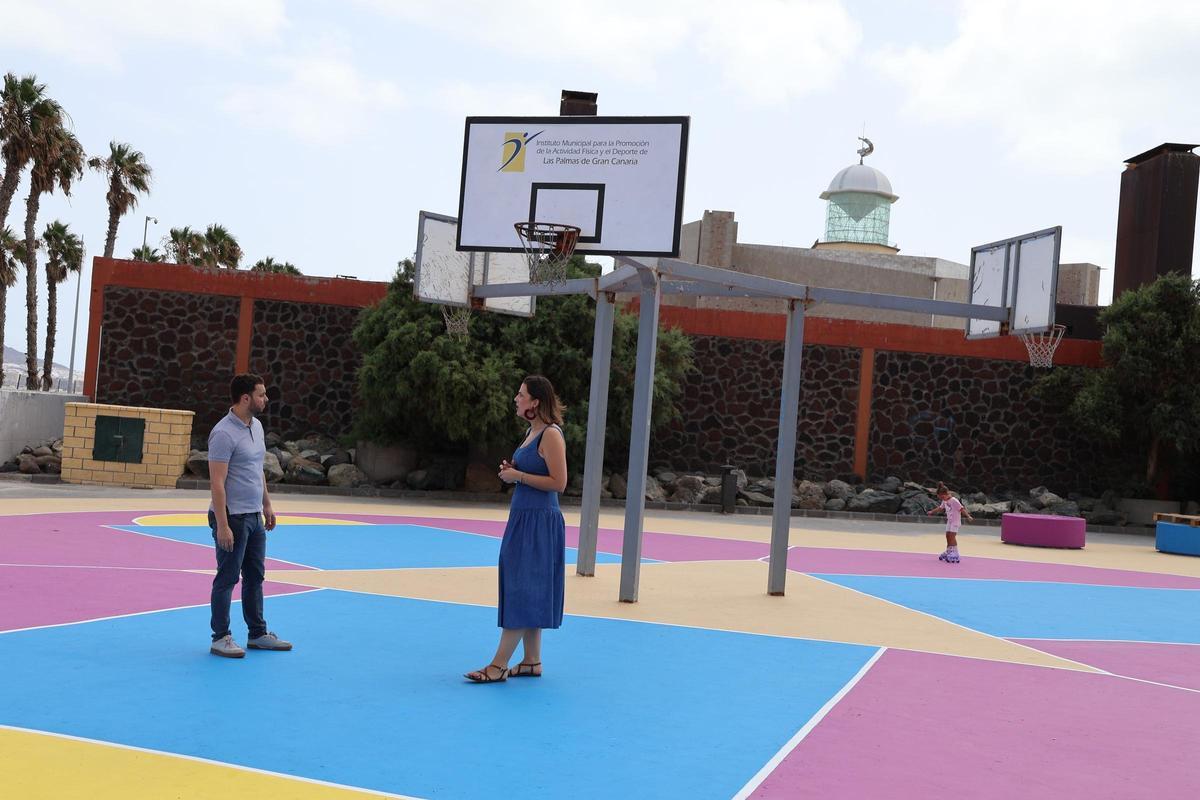 La concejala de Deportes, Carla Campoamor, y el gerente del IMD, Eloy García en la renovada cancha de baloncesto de El Rincón.