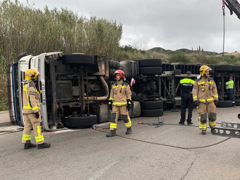 Bolca un camió i fa tallar la GI-600 a Blanes