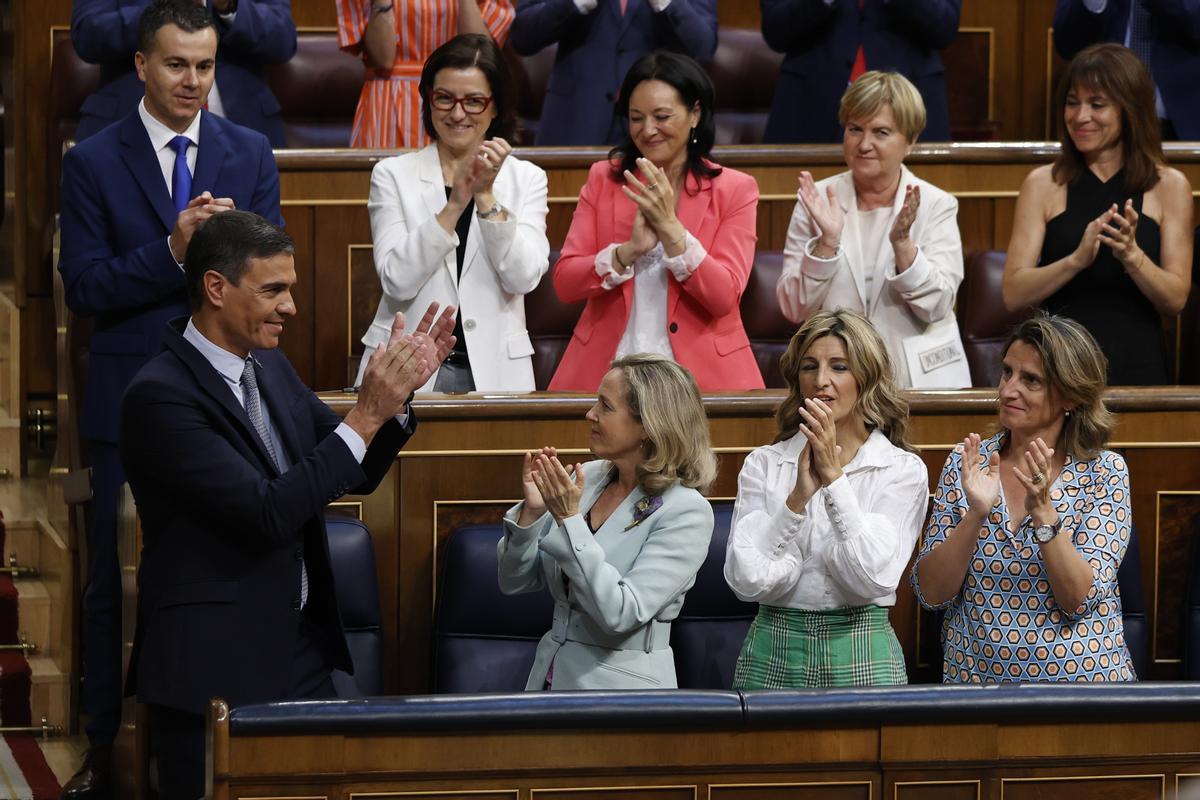  El presidente del Gobierno, Pedro Sánchez  es aplaudido por la bancada socialista tras su intervención en la primera jornada del debate sobre el estado de la nación este martes en el Congreso de los Diputados. EFE/CHEMA MOYA