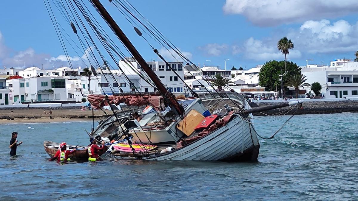 Un barco encalla en Playa Honda, en Lanzarote