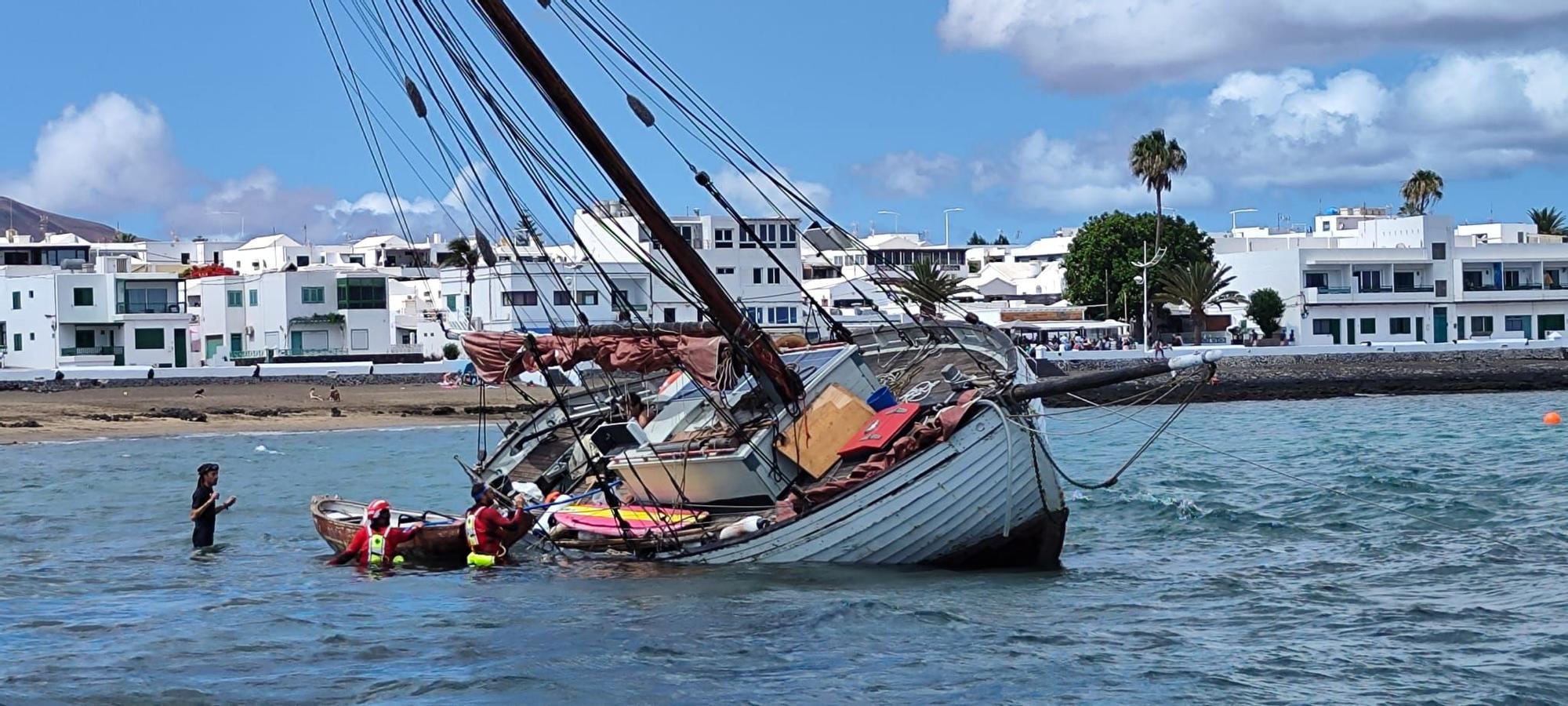 Un barco encalla en Playa Honda, en Lanzarote