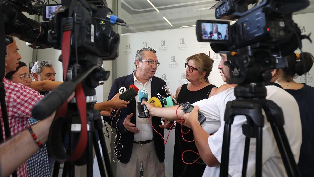 Toni Pérez y Ana Setrna atendiendo a los periodistas.