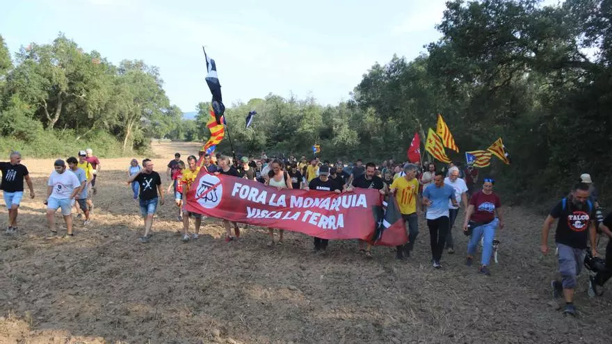 Vídeo | Protesta antimonàrquica a Caldes que acaba amb corredisses amb els Mossos