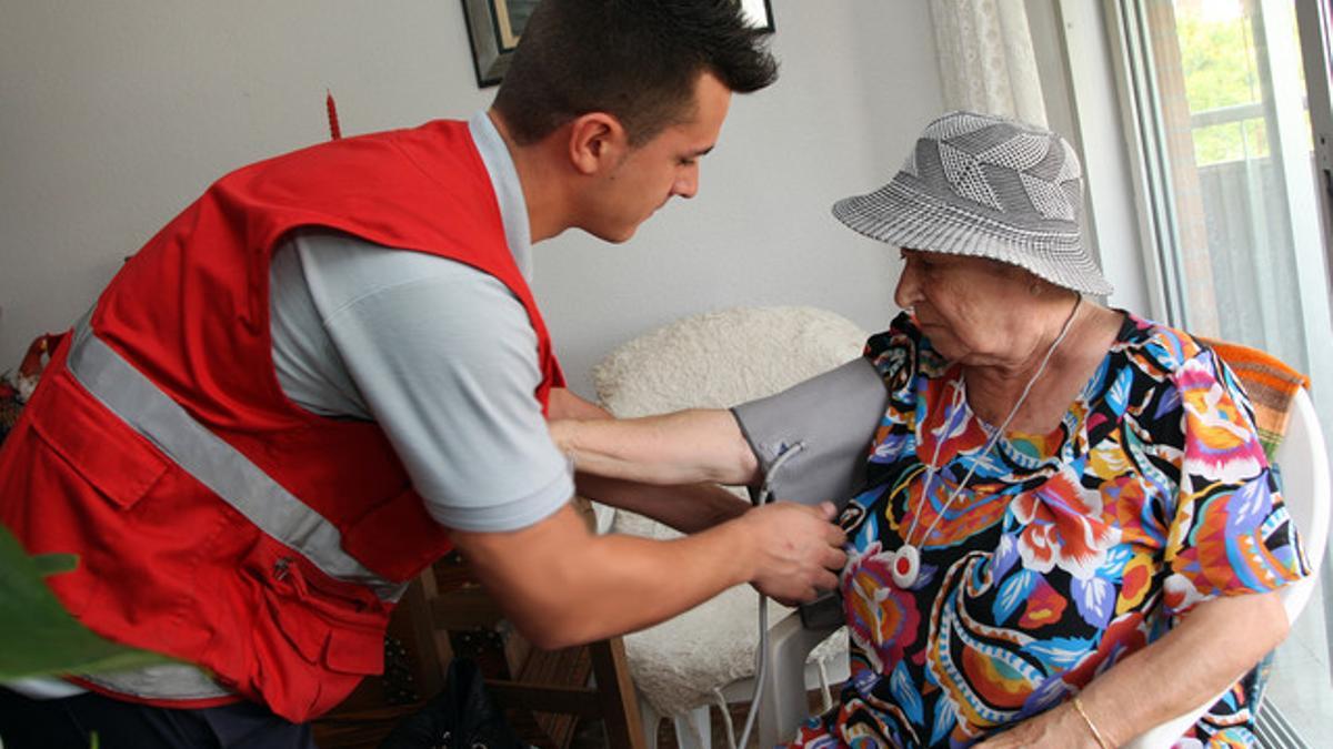 Visita a una persona mayor por parte de un profesional de la atención domiciliaria.