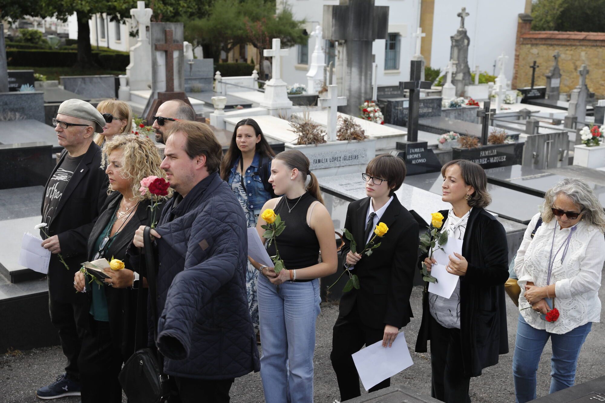 Versos con flores para Ángel González