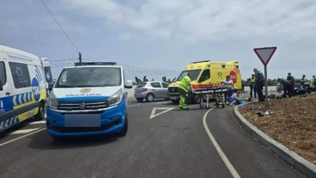 Dos heridos, uno crítico, tras chocar una moto y un camión en Garachico