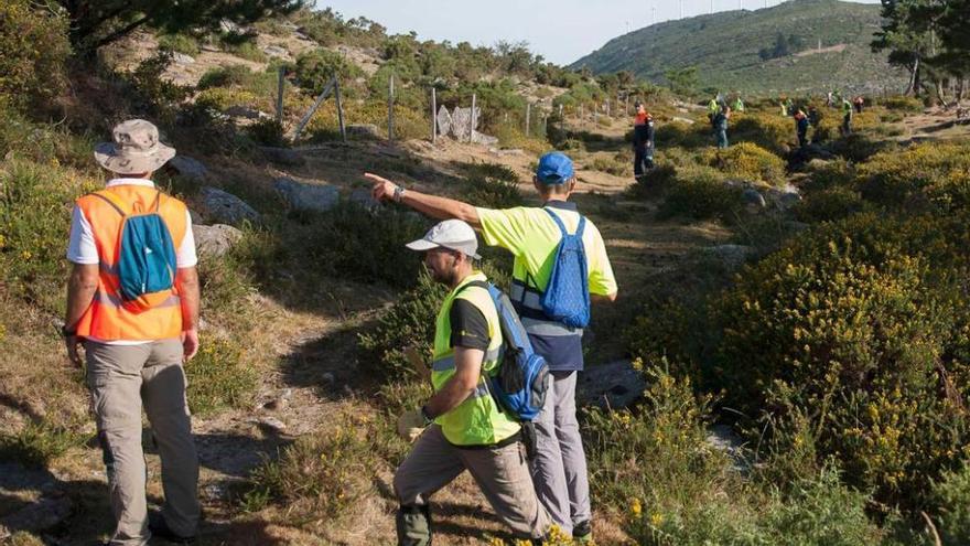 Voluntarios en labores de búsqueda en A Pobra do Caramiñal.