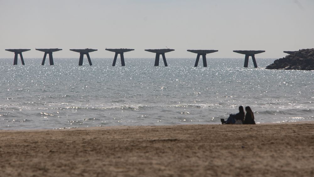 Los trabajos en el Pantalán del Port de Sagunt desdibujan la silueta de la icónica construcción ligada a la siderurgia