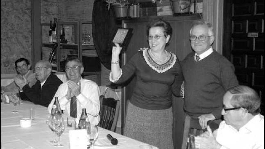 Nieves Corgo, con la placa conmemorativa en la mano, y su marido, Manuel García, durante la entrega del premio.