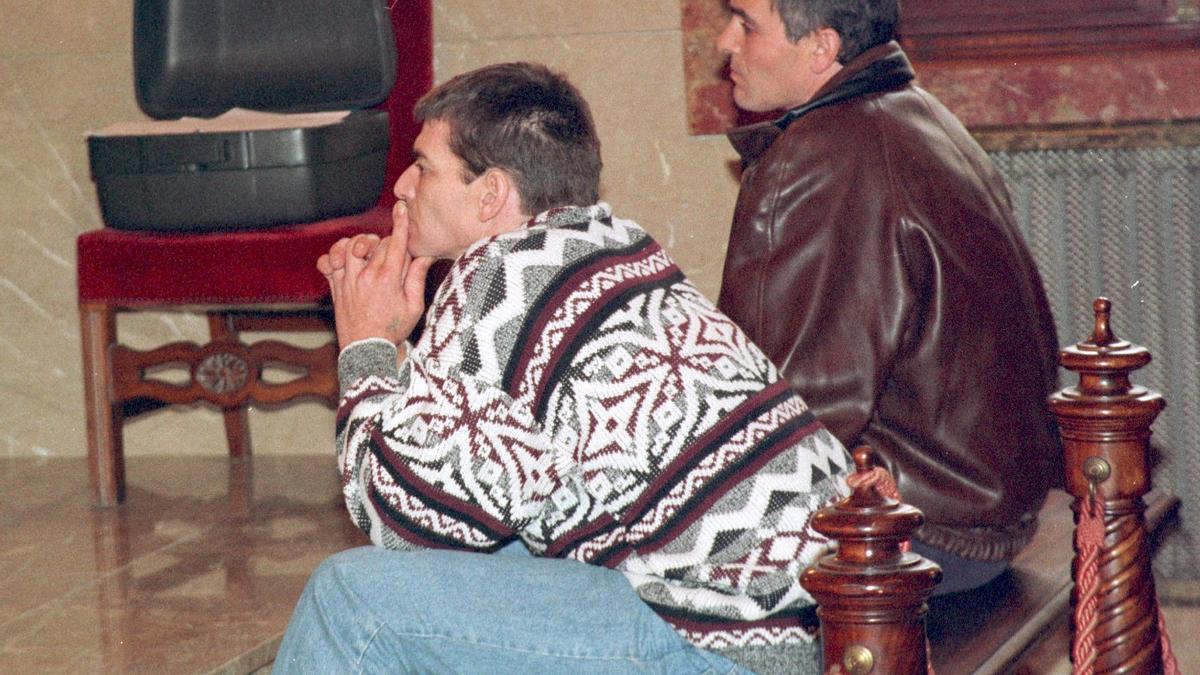 Domingo Vidal, junto a su hermano Joaquín, en el juicio celebrado en la Audiencia en 1998.