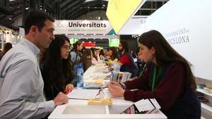 Asistentes al Saló de l’Ensenyament piden información en el estand de la Universitat de Barcelona.