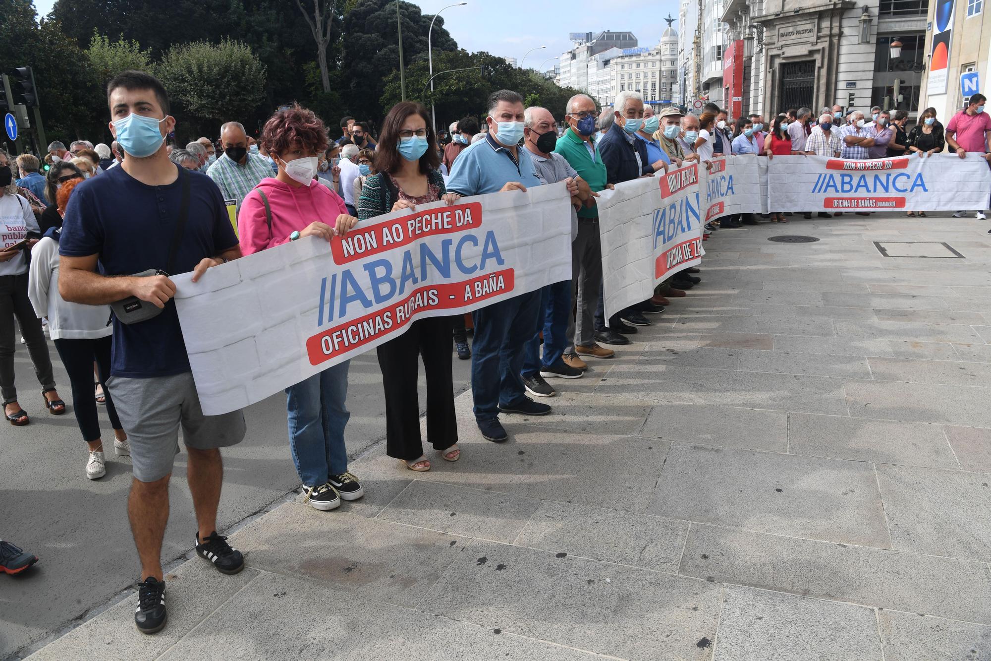 Manifestación contra el cierre de sucursales bancarias en el Obelisco